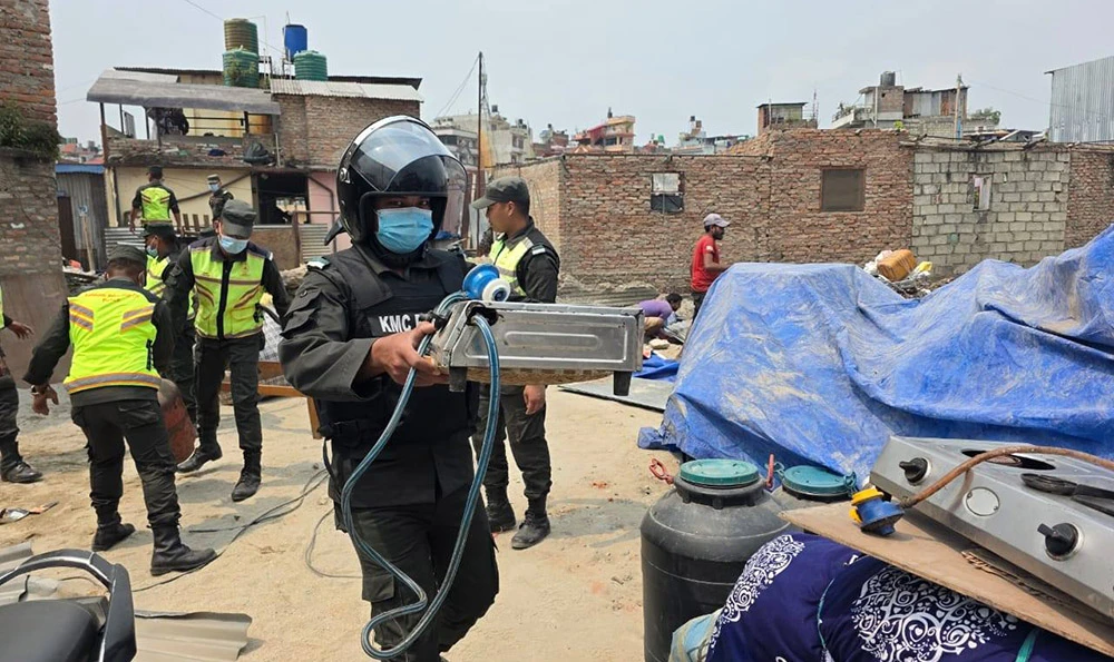 सरकारी जग्गा खाली गर्ने कार्य आजपनि जारी, गोठाटार र मनोहरामा चलाइयो डोजर