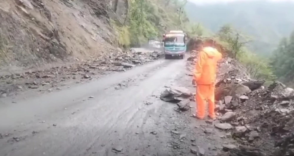 तुइन खोला नजिक पहिरो हटाइयो, सडक दुइतर्फी सुचारु