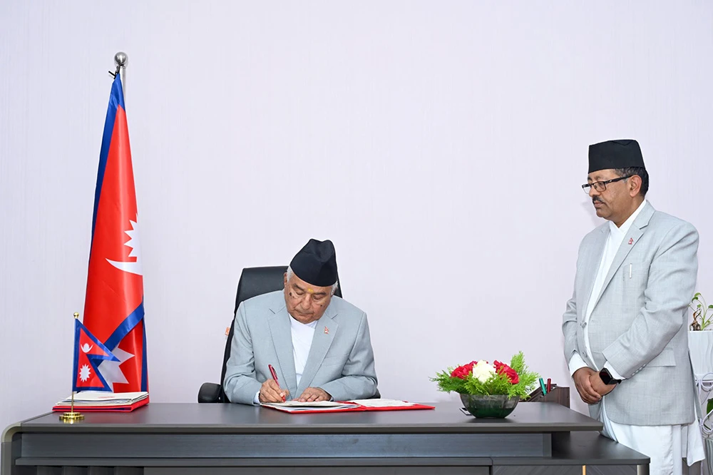 जसपा (लोकतान्त्रिक) बनाउँन 'साईकल' लिएर निर्वाचन आयोग पुगे महन्त ठाकुर 