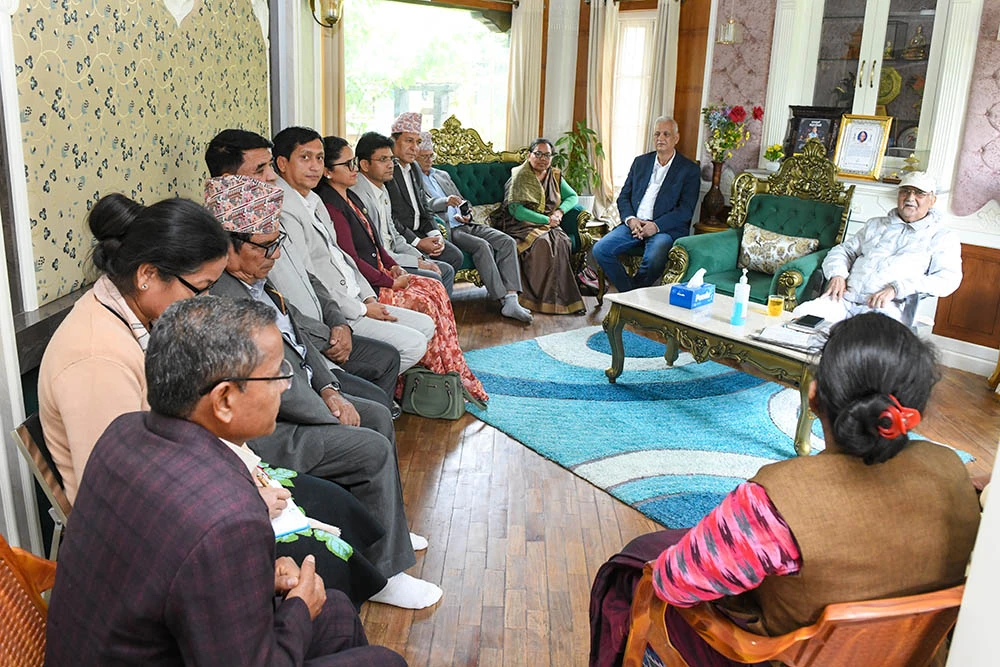 सक्रिय हुदै ओली, सुदूरपश्चिमका पार्टी सांसदसँग गुण्डुमा छलफल