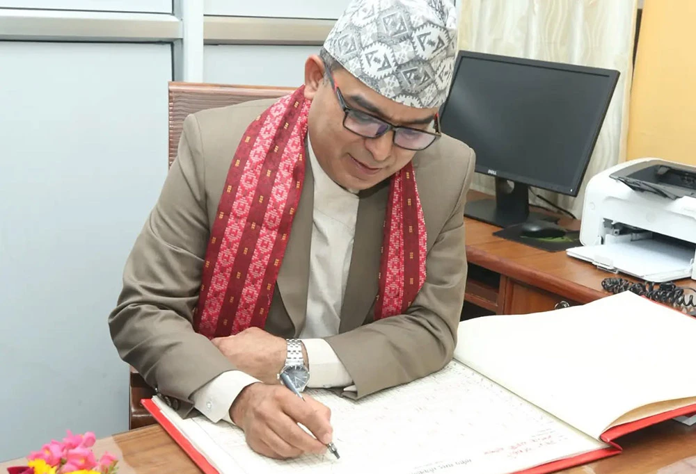 प्रतिनिधि सभाका सचिव अधिकारीले गरे शपथ तथा पदभार ग्रहण