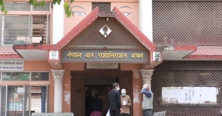 नेपाल बार एसोसिएसनले आज लाल्टिन बालेर प्रदर्शन गर्दै