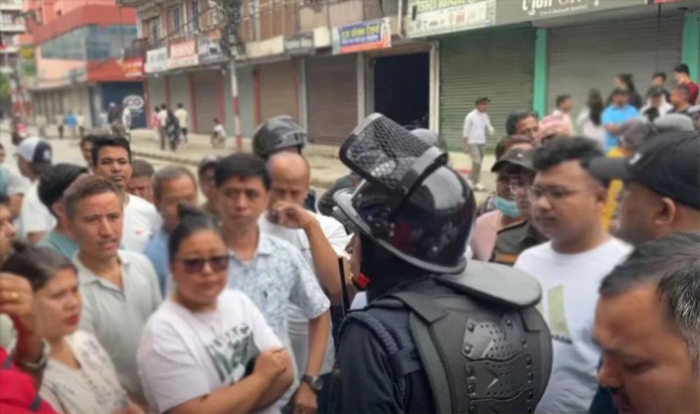 तनहुँको दमौलीका व्यवसायी पार्किङ निषेधको विरोधमा पसल बन्द गरेर आन्दोलित