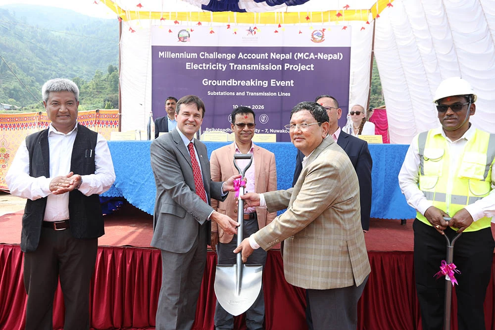 नेपाल बन्द : प्रहरी र बन्दकर्ताद्वारा देवदहको खैरेनीचोकमा सरसफाइ (फोटो फिचर)