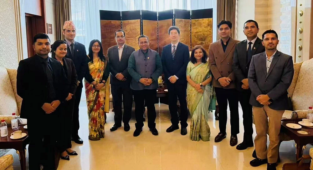 बेइजिङ पुगे परराष्ट्रमन्त्री खनाल