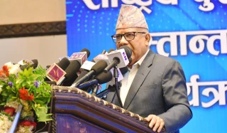 कम्युनिष्ट कमजोर हुनुका कारण खोजौं, गणतन्त्र जोगाउन एक हुनुपर्छ : माधव नेपाल