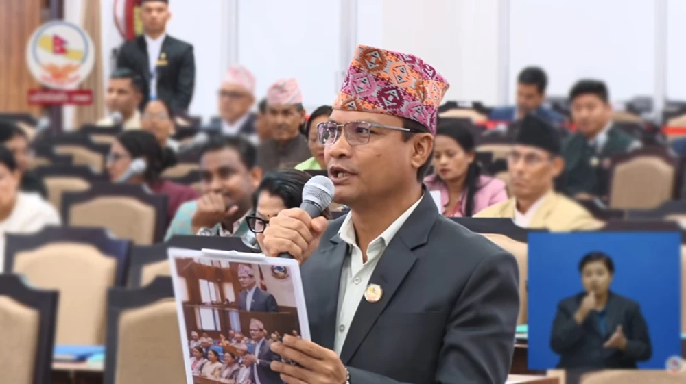 रास्वपाको झन्डा राखेको जिपबाट मदिरा र खाद्यान्नसहितका सामग्री बरामद