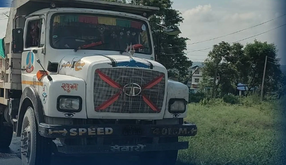 चितवनमा टिपरको ठक्करबाट ई-रिक्सामा सवार ८ जना घाइते