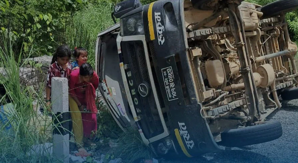 सुर्खेतमा फोर्स गाडी दुर्घटना हुदाँ १९ जना घाइते, ३ जनाको अवस्था गम्भीर