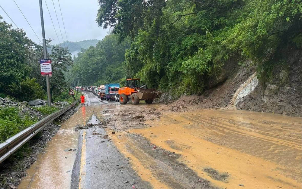 सिमलतालमा सडक भासिएपछि मुग्लिन–नारायणगढ सडक एकतर्फी