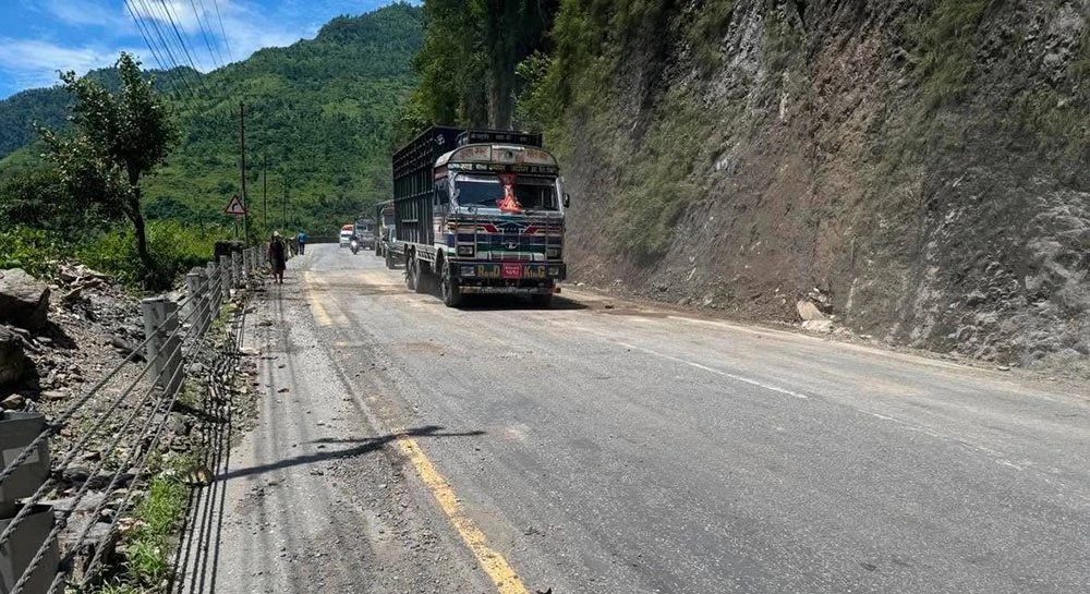 मुग्लिन नारायणगढ सडकमा ट्रकमा ढुंगा खस्दा दुई जना घाइते
