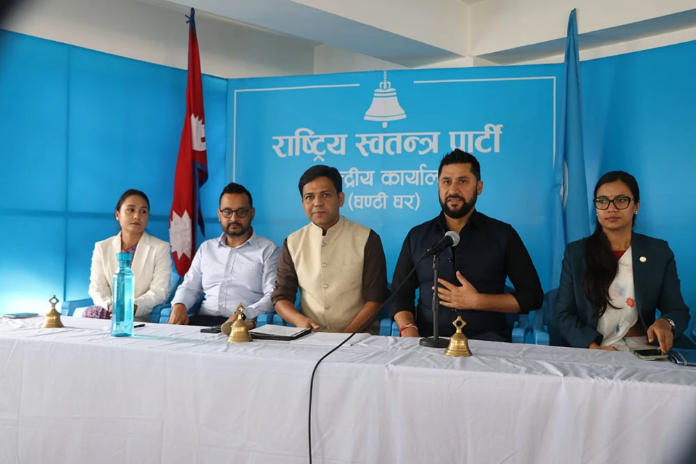 रास्वपाको झन्डा राखेको जिपबाट मदिरा र खाद्यान्नसहितका सामग्री बरामद