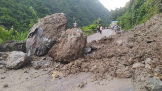 पहिरोका कारण तीन जिल्लाका प्रमुख राजमार्ग अवरुद्ध
