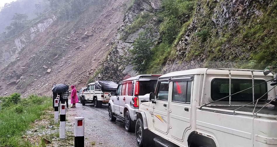 भारी वर्षा र पहिरोका कारण देशका विभिन्न राजमार्ग अवरुद्ध