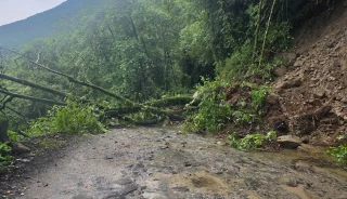 पासाङल्हामु सडक अवरुद्ध