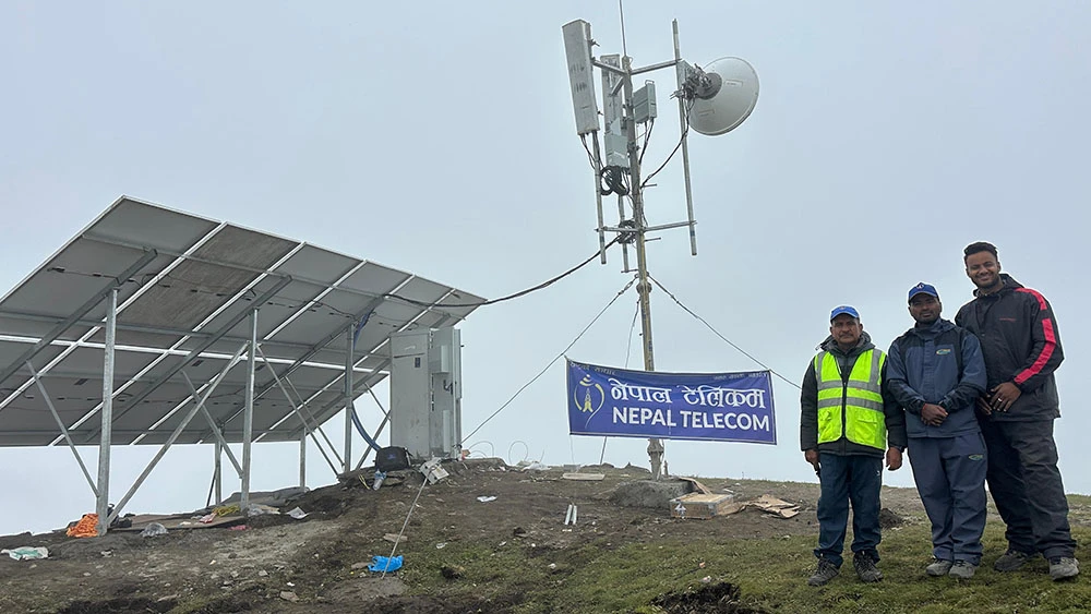 बडीमालिकामा टेलिफोन र इन्टरनेट विस्तारका लागि हेलिकप्टरमार्फत् उपकरण ढुवानी