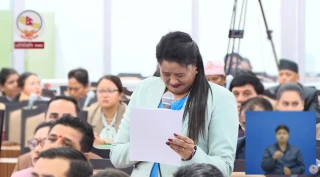 आफ्नो अपमान गरेको भन्दै संसद्मै भावुक बनिन् जेनजी शहिदकी आमा