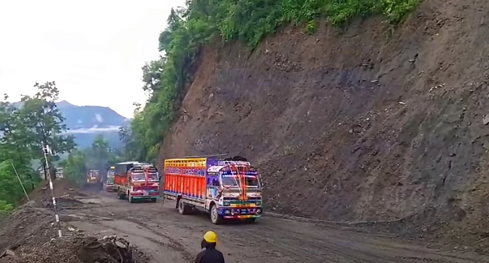 कृष्णभीरको पहिरो हटाएर रोकिएका सवारीसाधन गतव्यतर्फ पठाइयो