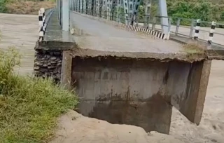 कालीगण्डकी करिडोरअन्तर्गत तनहुँ–नवलपुर जोड्ने पुलको छेउ भाँसियो, सडक अवरुद्ध