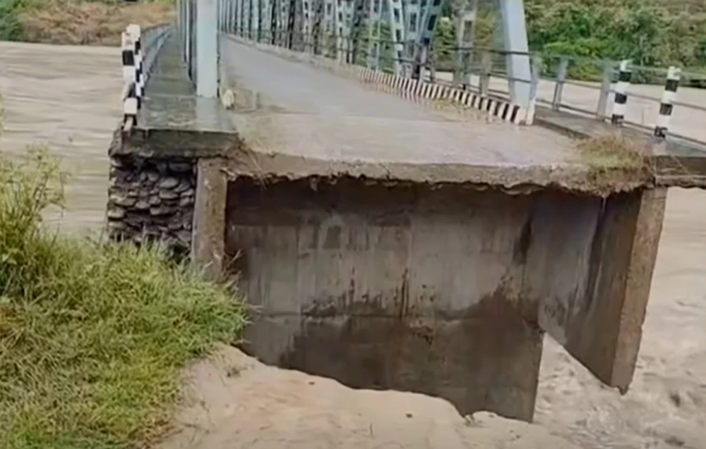 कालीगण्डकी करिडोरअन्तर्गत तनहुँ–नवलपुर जोड्ने पुलको छेउ भाँसियो, सडक अवरुद्ध