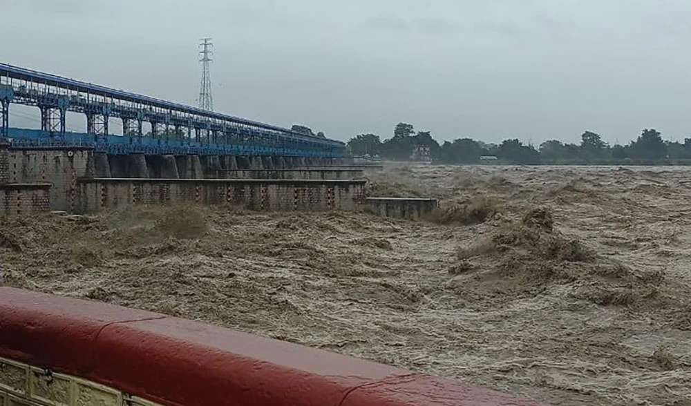 शारदा नदीमा पानीको बहाव बढ्यो, बनबसामा आवागमन बन्द