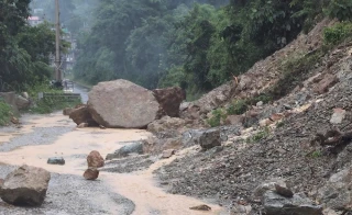 पृथ्वी राजमार्गमा १० स्थानमा पहिरो
