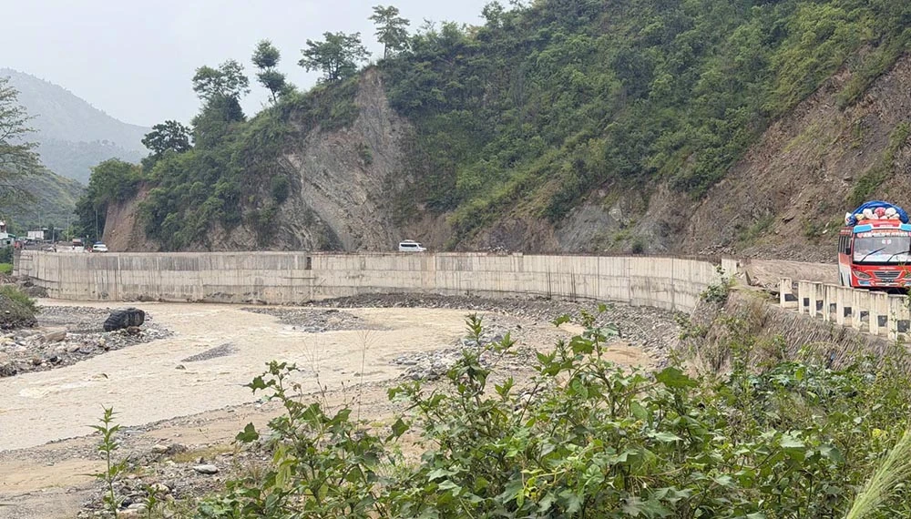 बीपी राजमार्गमा स्कार्पियो दुर्घटना, आठ जना घाइते
