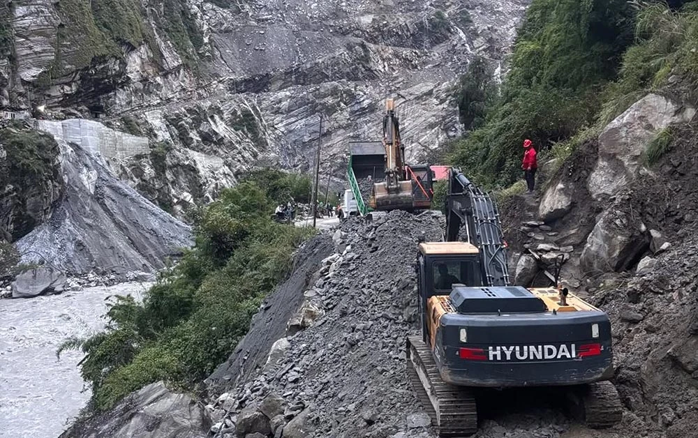वर्षा, बाढी र पहिरोका कारण आज यी सडक अवरुद्ध