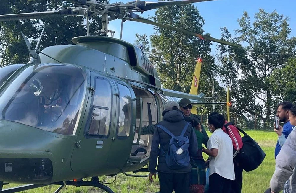 जटिल प्रसूति समस्या भएपछि धादिङबाट २४ वर्षीया महिलाको हवाई उद्धार