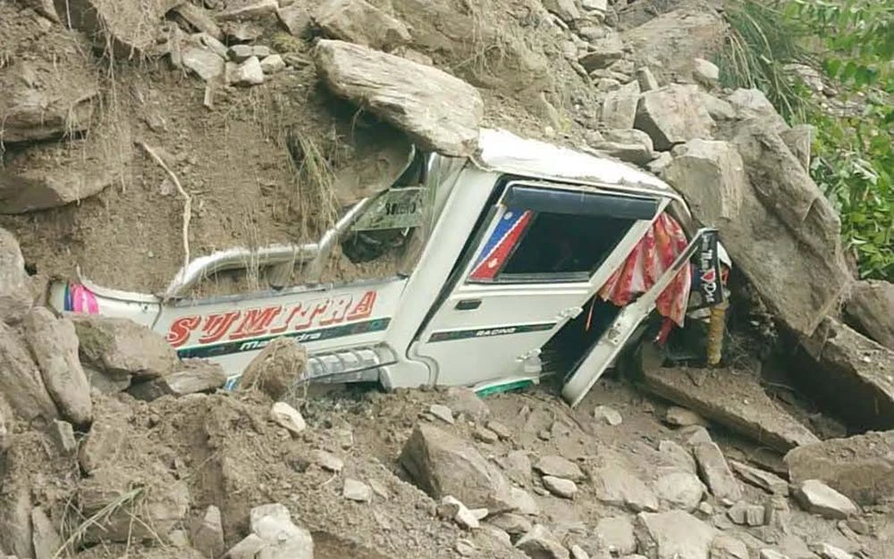 मुगुमा पहिरोले बोलेरो जीप पुरियो