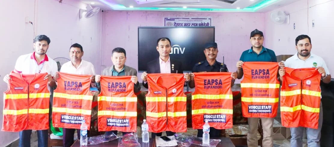 इप्सा रुपन्देहीद्वारा विद्यालयका चालक तथा सहचालकलाई रिफ्लेक्सन ज्याकेट वितरण
