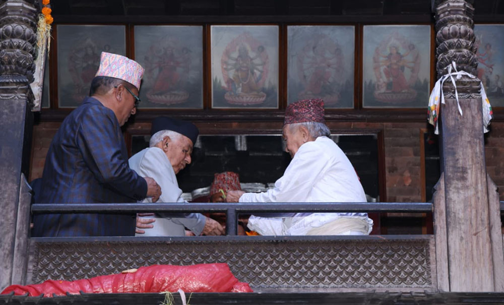 भक्तपुरको दुर्गा भवानी मन्दिरमा राष्ट्रपति पौडेलले गरे पूजाअर्चना